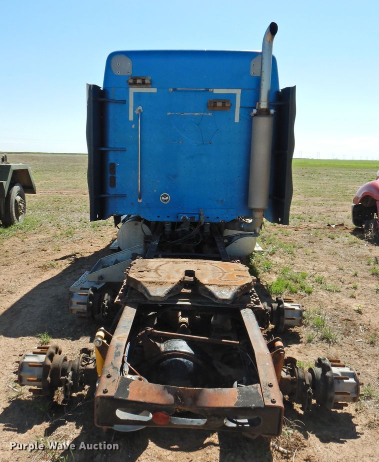 image for item DI0231 2005 Freightliner Columbia 120  semi truck