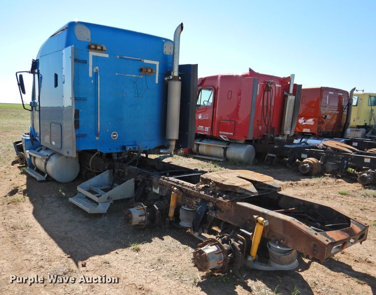 image for item DI0231 2005 Freightliner Columbia 120  semi truck