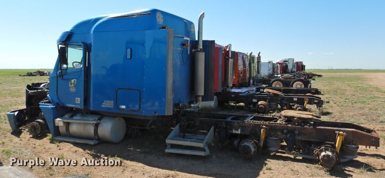 image for item DI0231 2005 Freightliner Columbia 120  semi truck