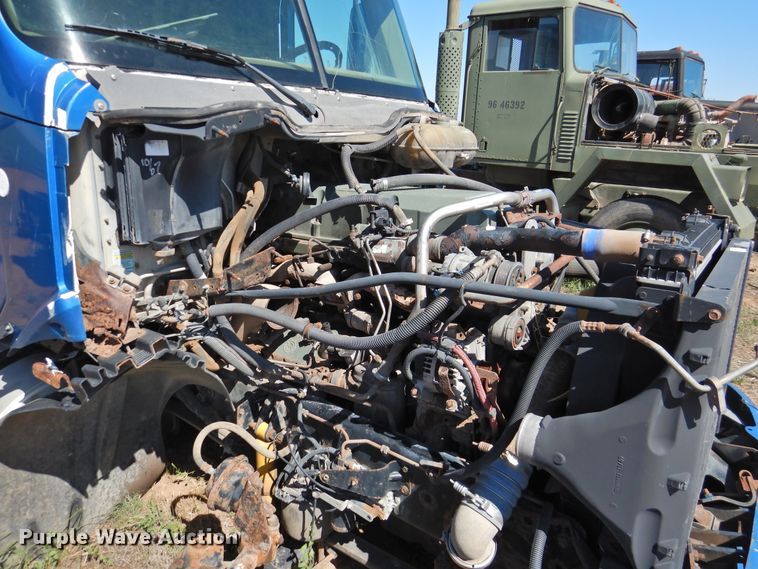 image for item DI0231 2005 Freightliner Columbia 120  semi truck