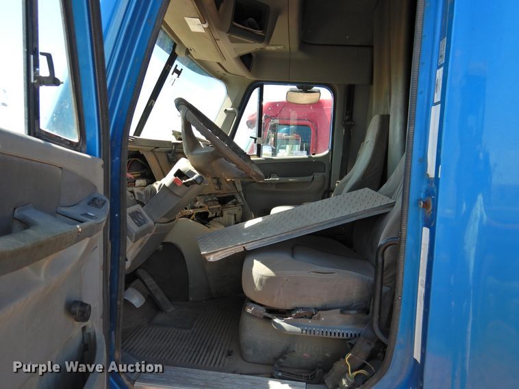 image for item DI0231 2005 Freightliner Columbia 120  semi truck