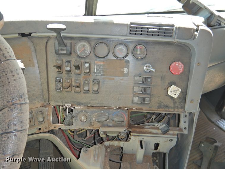 image for item DI0231 2005 Freightliner Columbia 120  semi truck