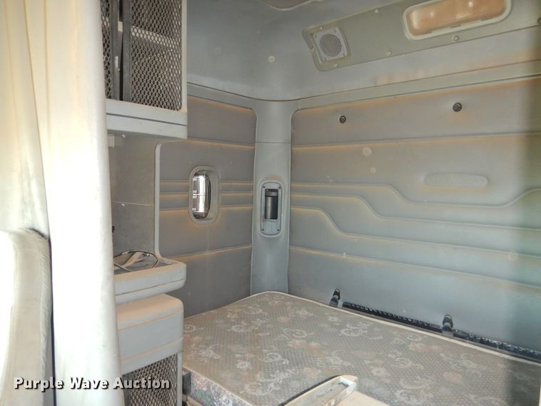 image for item DI0231 2005 Freightliner Columbia 120  semi truck