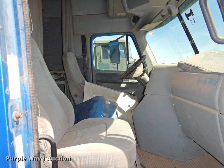 image for item DI0231 2005 Freightliner Columbia 120  semi truck