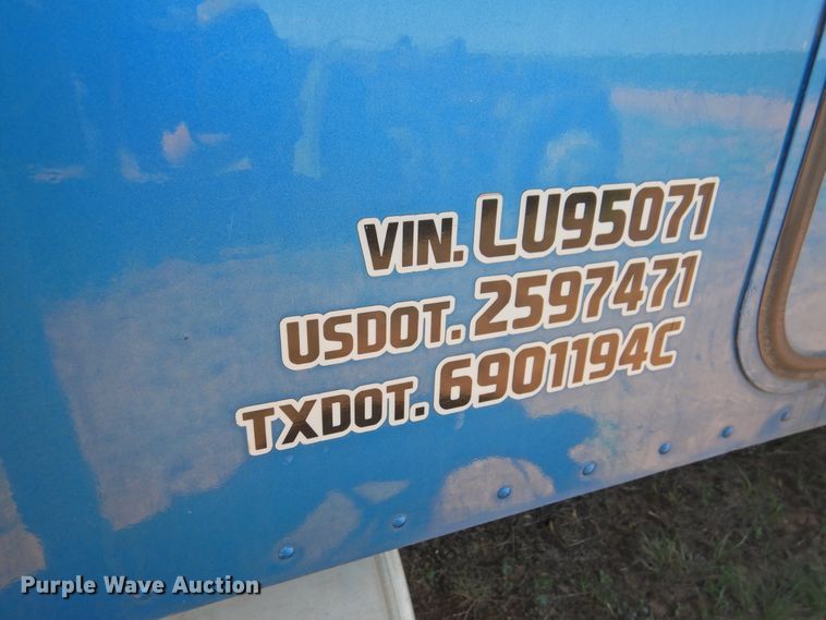 image for item DI0231 2005 Freightliner Columbia 120  semi truck