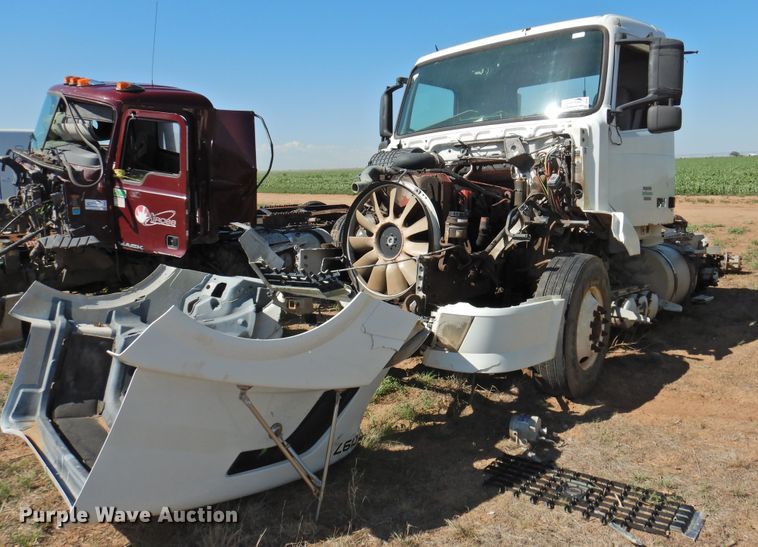 image for item DI0234 2004 Volvo VNL semi truck