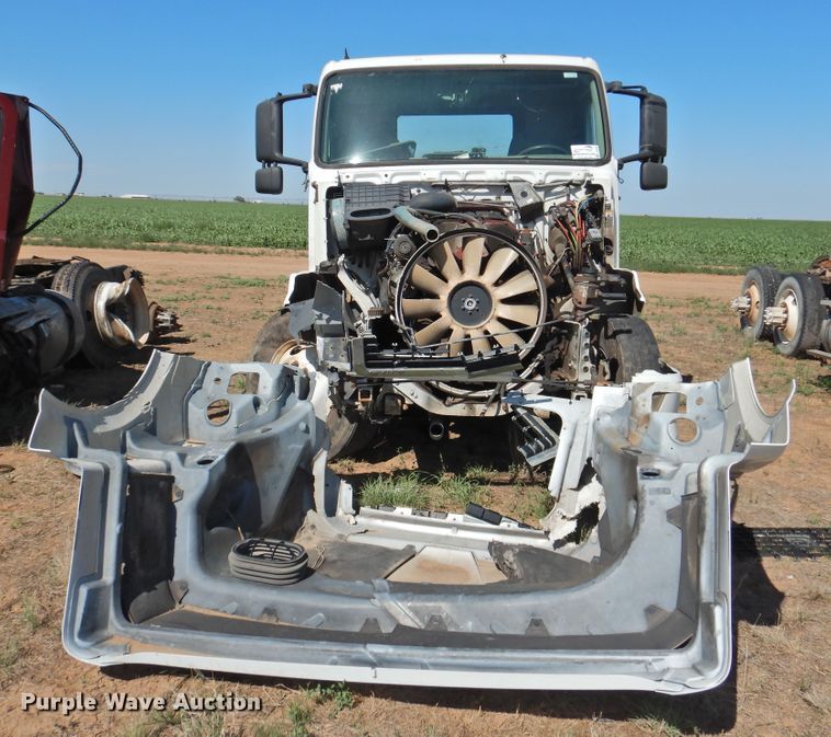 image for item DI0234 2004 Volvo VNL semi truck