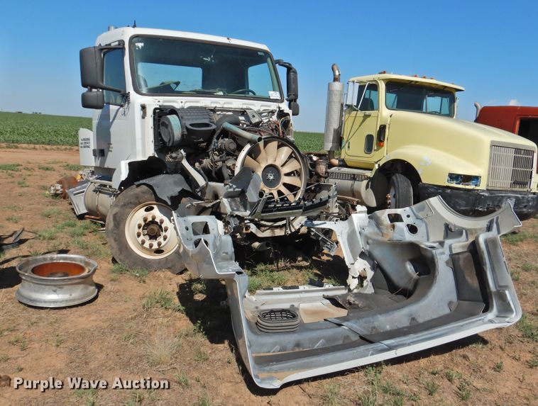 image for item DI0234 2004 Volvo VNL semi truck