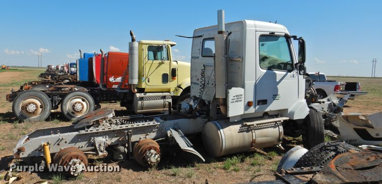 image for item DI0234 2004 Volvo VNL semi truck