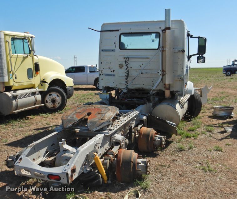 image for item DI0234 2004 Volvo VNL semi truck