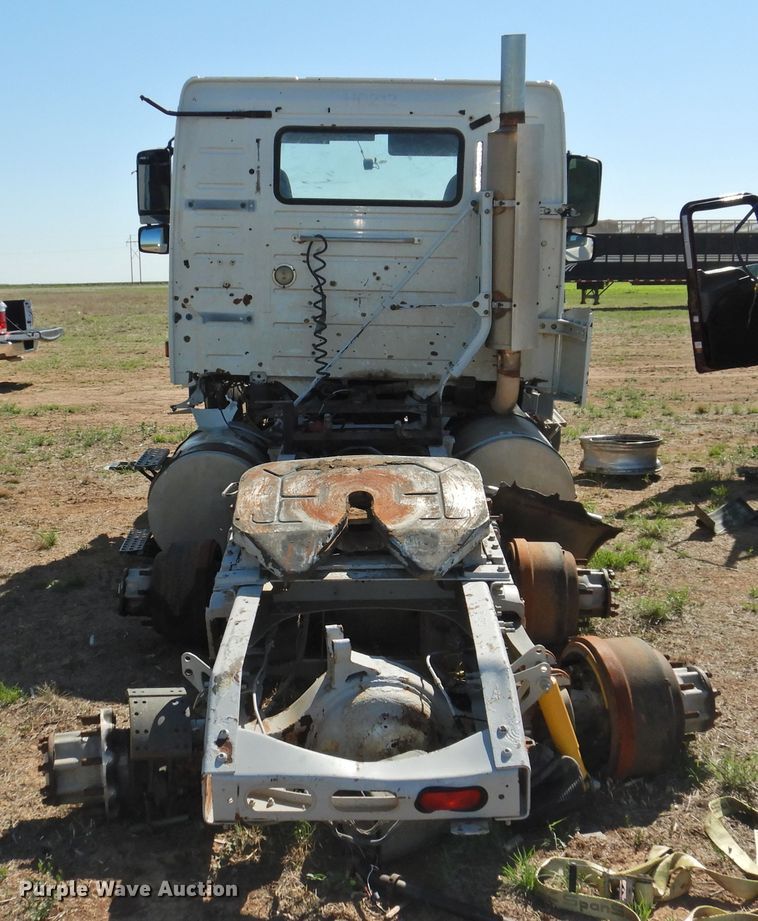 image for item DI0234 2004 Volvo VNL semi truck