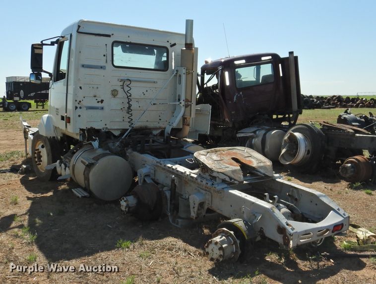 image for item DI0234 2004 Volvo VNL semi truck