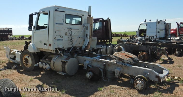 image for item DI0234 2004 Volvo VNL semi truck