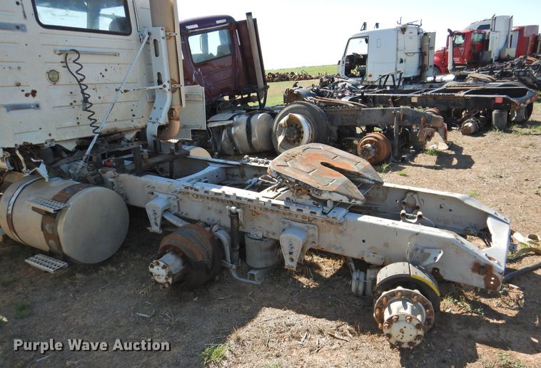 image for item DI0234 2004 Volvo VNL semi truck