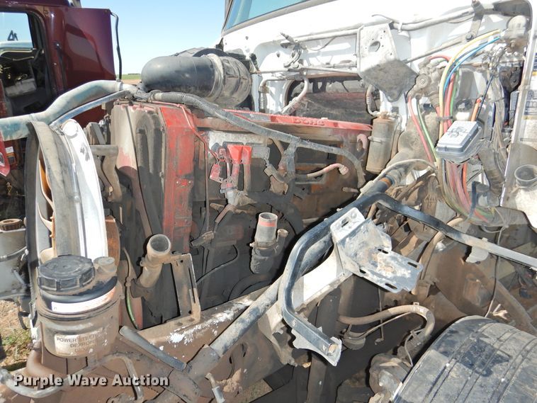 image for item DI0234 2004 Volvo VNL semi truck