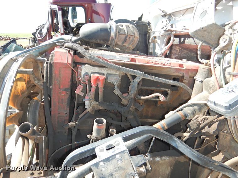 image for item DI0234 2004 Volvo VNL semi truck