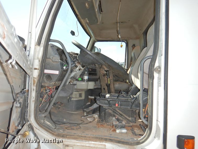 image for item DI0234 2004 Volvo VNL semi truck