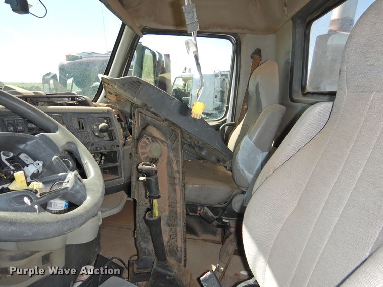 image for item DI0234 2004 Volvo VNL semi truck