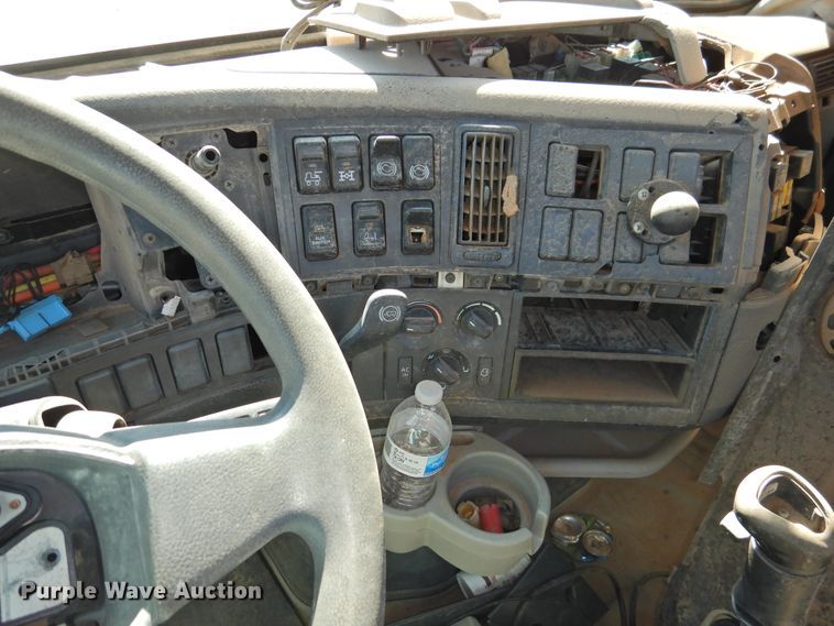 image for item DI0234 2004 Volvo VNL semi truck