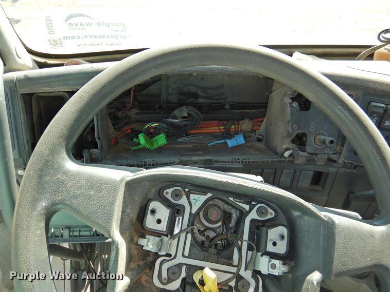 image for item DI0234 2004 Volvo VNL semi truck