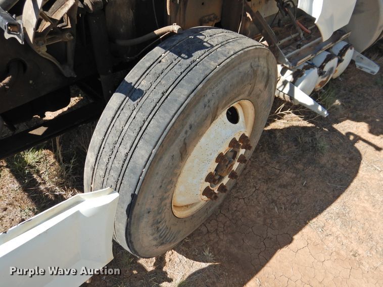 image for item DI0234 2004 Volvo VNL semi truck