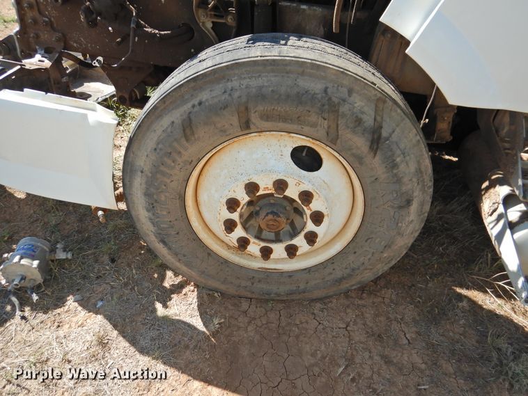 image for item DI0234 2004 Volvo VNL semi truck