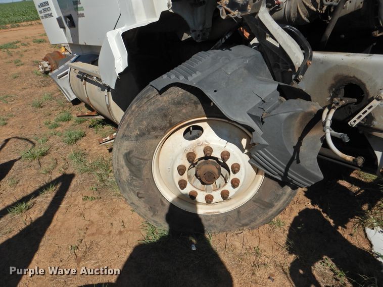 image for item DI0234 2004 Volvo VNL semi truck