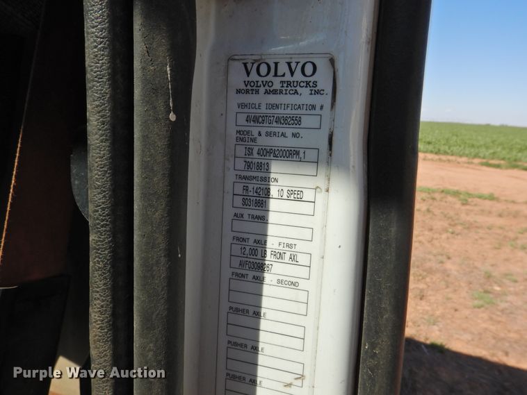 image for item DI0234 2004 Volvo VNL semi truck