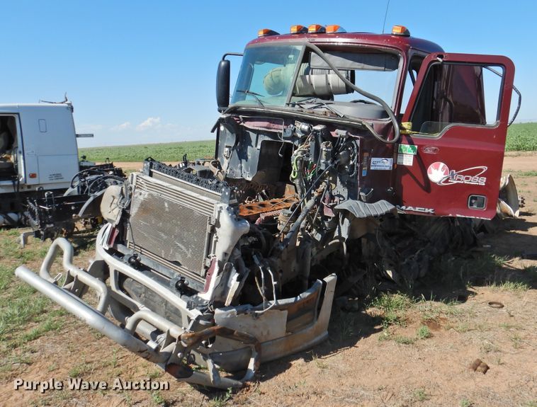 image for item DI0235 2012 Mack CXU613  semi truck