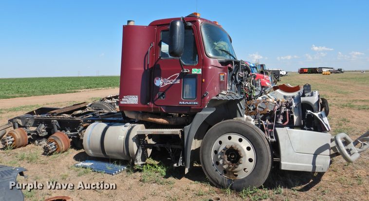image for item DI0235 2012 Mack CXU613  semi truck