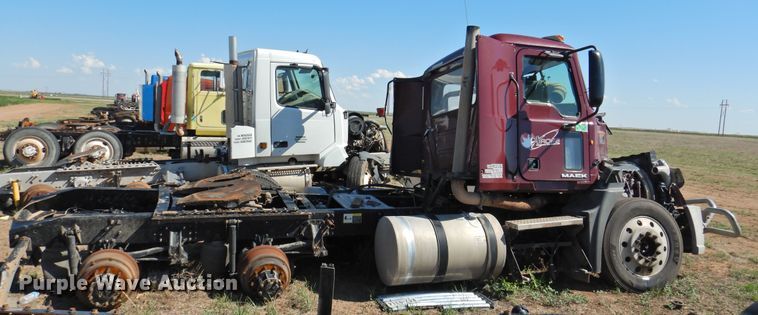 image for item DI0235 2012 Mack CXU613  semi truck
