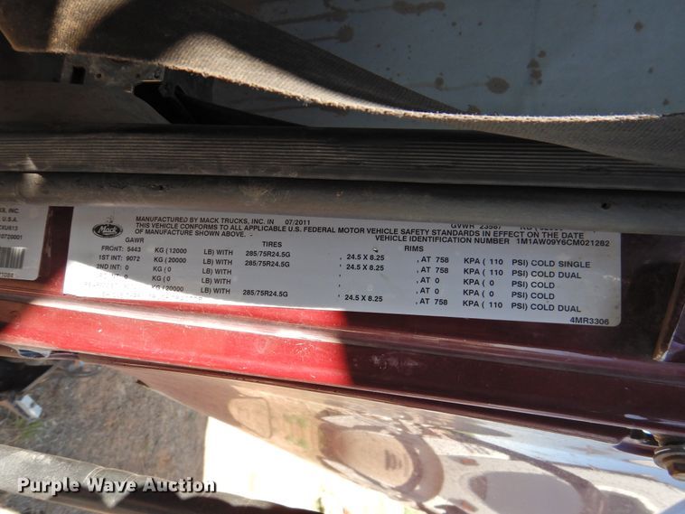 image for item DI0235 2012 Mack CXU613  semi truck