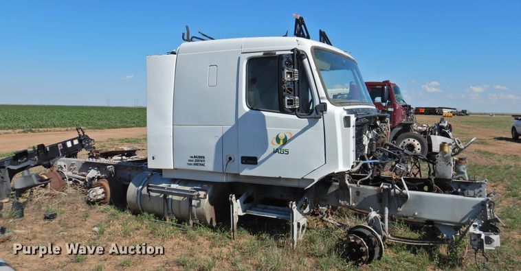 image for item DI0236 2006 Volvo VNL  semi truck