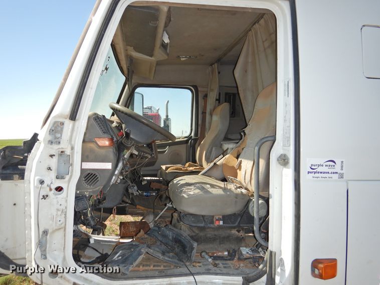 image for item DI0236 2006 Volvo VNL  semi truck