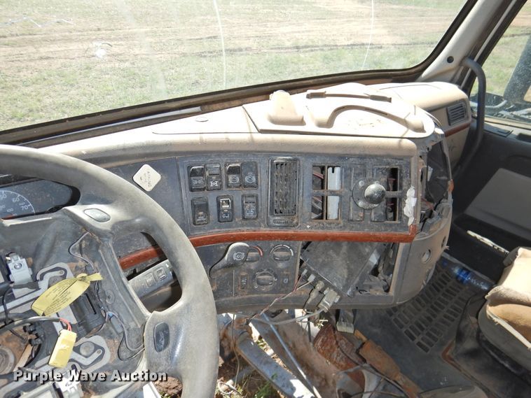 image for item DI0236 2006 Volvo VNL  semi truck