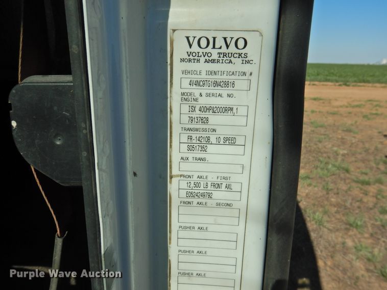 image for item DI0236 2006 Volvo VNL  semi truck