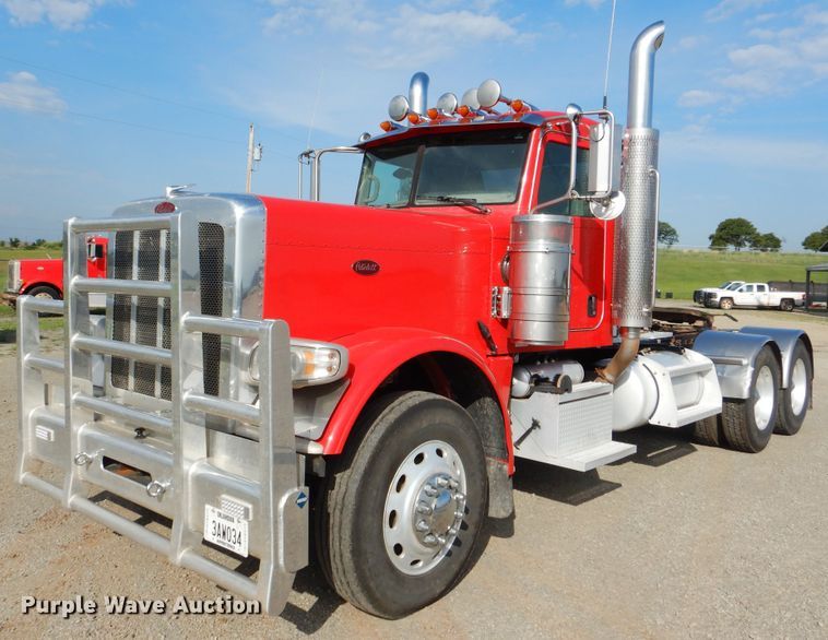 image for item DI0272 2013 Peterbilt 389  semi truck