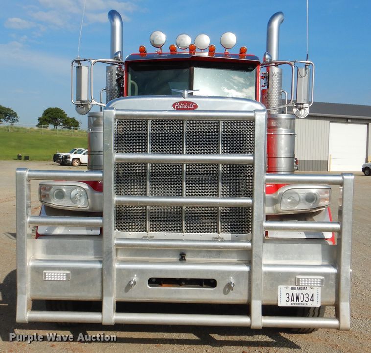 image for item DI0272 2013 Peterbilt 389  semi truck