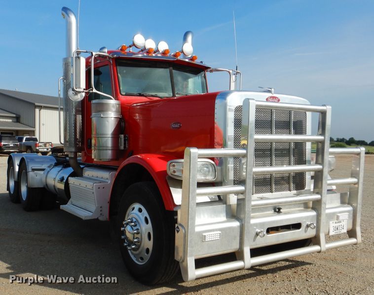 image for item DI0272 2013 Peterbilt 389  semi truck