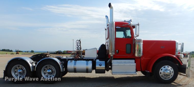 image for item DI0272 2013 Peterbilt 389  semi truck