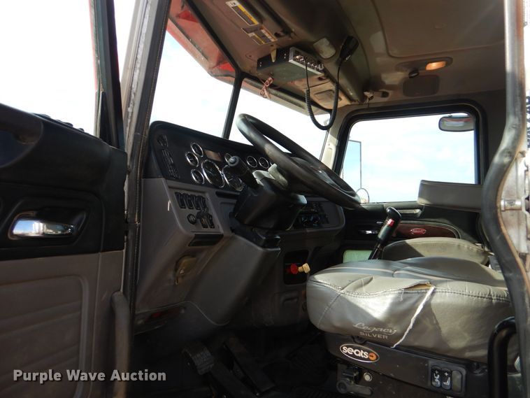 image for item DI0272 2013 Peterbilt 389  semi truck