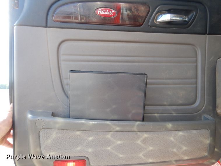 image for item DI0272 2013 Peterbilt 389  semi truck