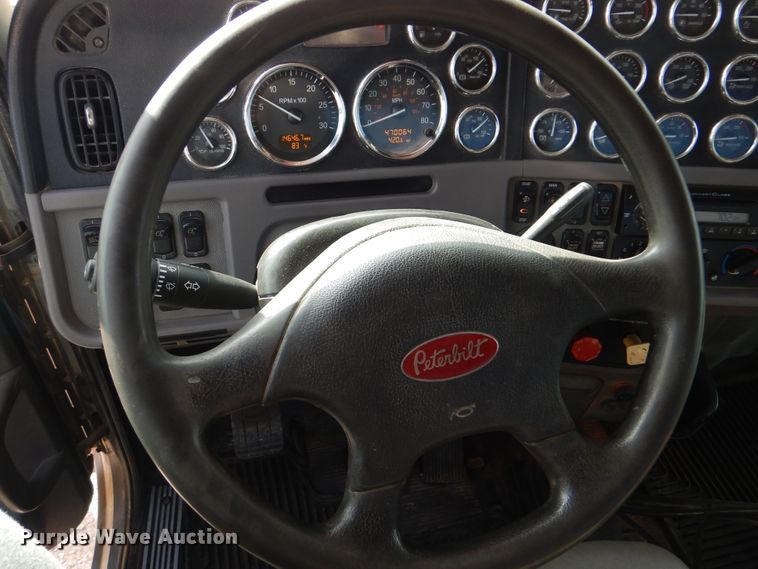 image for item DI0272 2013 Peterbilt 389  semi truck