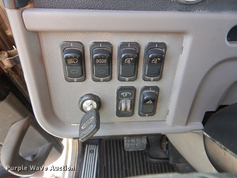 image for item DI0272 2013 Peterbilt 389  semi truck