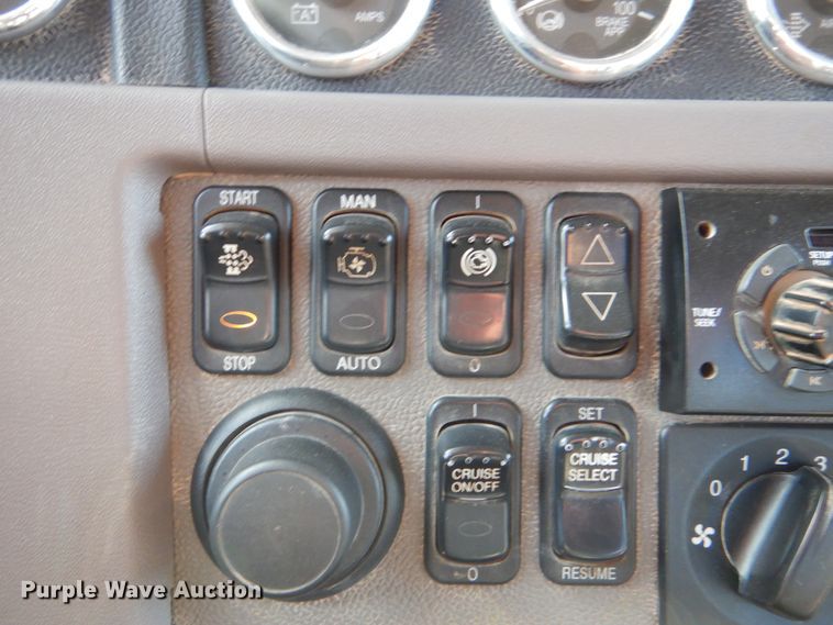 image for item DI0272 2013 Peterbilt 389  semi truck