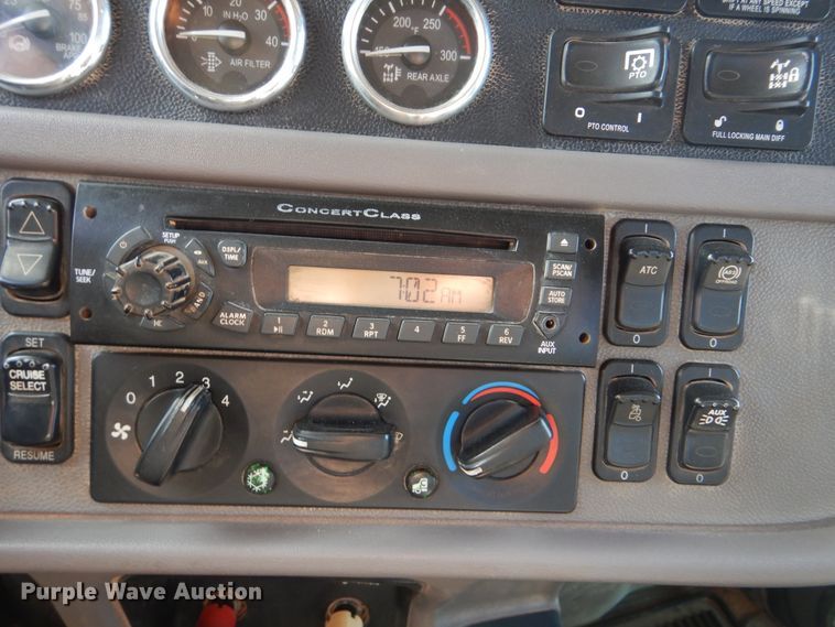 image for item DI0272 2013 Peterbilt 389  semi truck