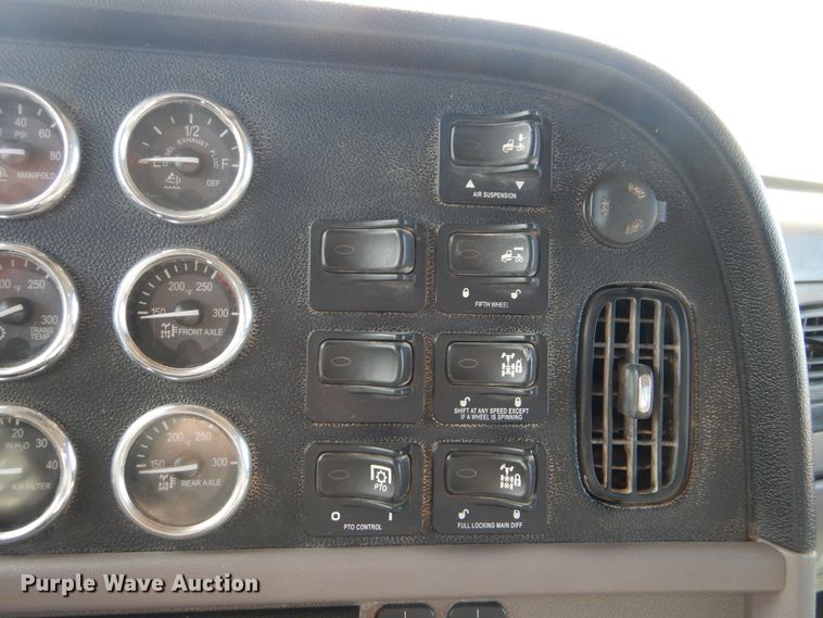 image for item DI0272 2013 Peterbilt 389  semi truck