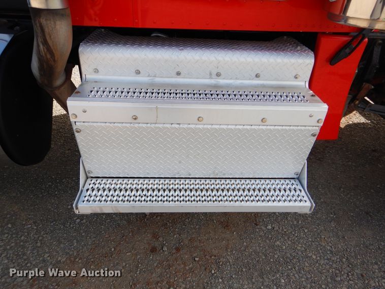 image for item DI0272 2013 Peterbilt 389  semi truck