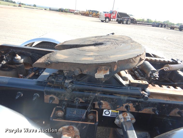 image for item DI0272 2013 Peterbilt 389  semi truck