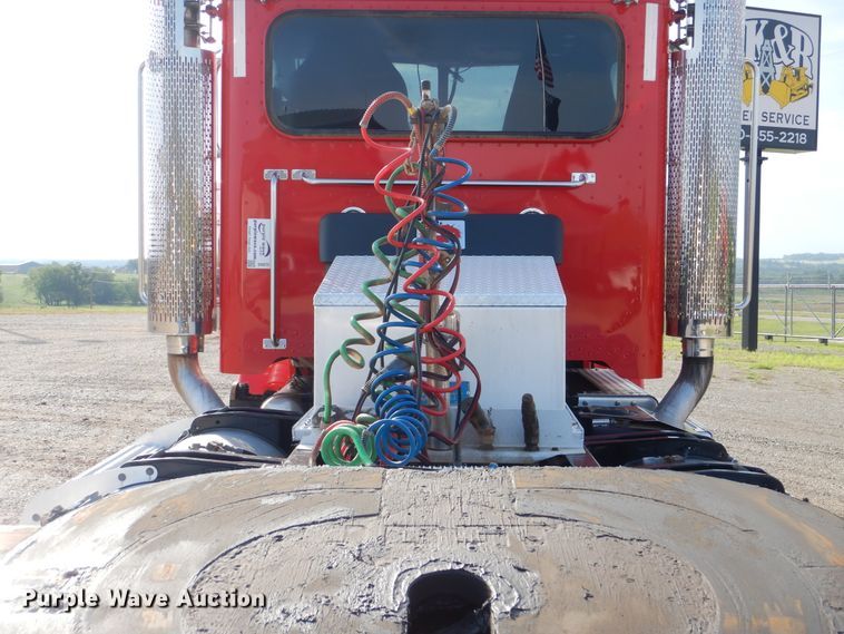 image for item DI0272 2013 Peterbilt 389  semi truck